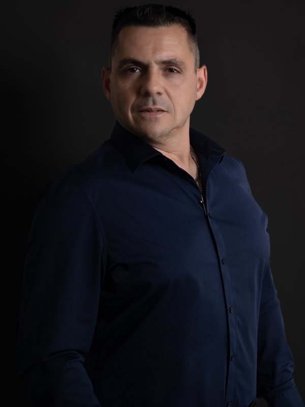 Portrait de Marc Aubry, agent commercial terrain Provenc'Immo Var