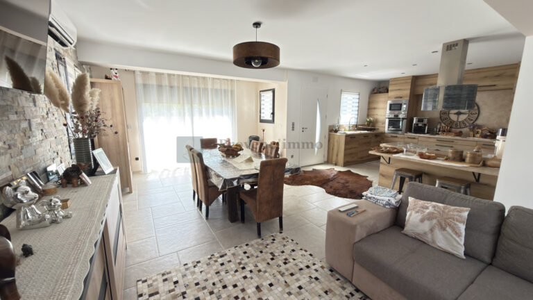 Villa 2019 à Vidauban   Maison 140 m2 avec fort potentiel pour 4 chambres, terrain 938 m2 piscinable.