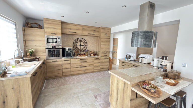 Villa 2019 à Vidauban   Maison 140 m2 avec fort potentiel pour 4 chambres, terrain 938 m2 piscinable.