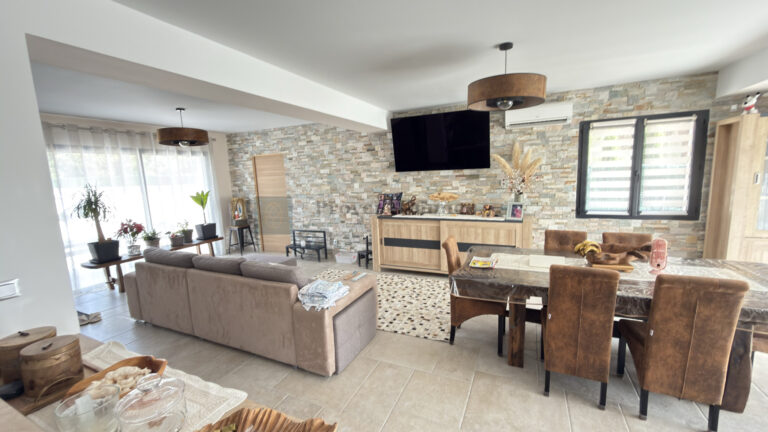 Villa 2019 à Vidauban   Maison 140 m2 avec fort potentiel pour 4 chambres, terrain 938 m2 piscinable.