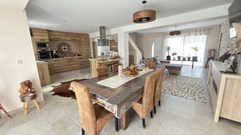 Villa 2019 à Vidauban   Maison 140 m2 avec fort potentiel pour 4 chambres, terrain 938 m2 piscinable.